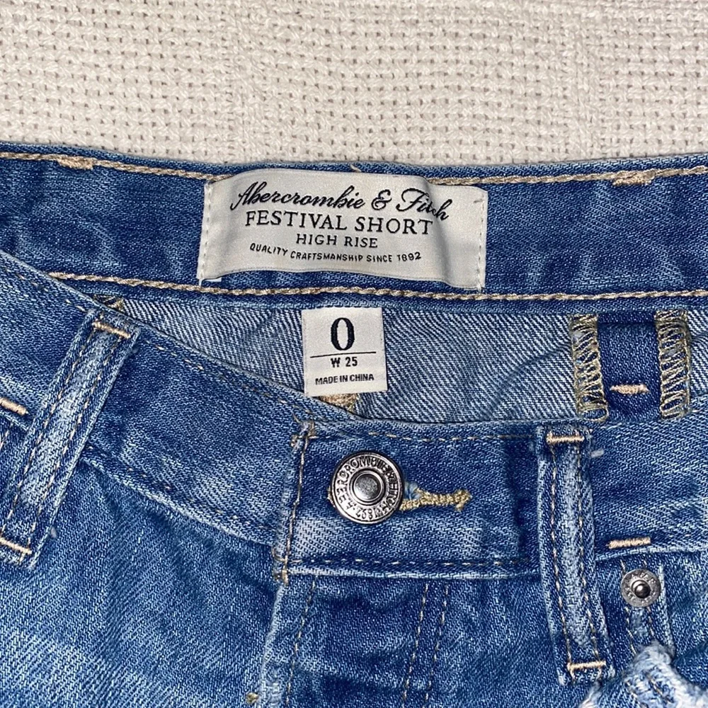 W25/Size 0 Abercrombie & Fitch festival high rise shorts - Picture 3 of 5